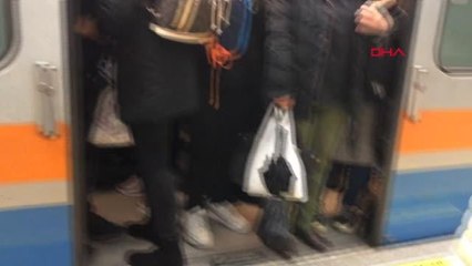 İSTANBUL'DA MESAİ ÇIKIŞI TOPLU TAŞIMA ARAÇLARINDA YOĞUNLUK