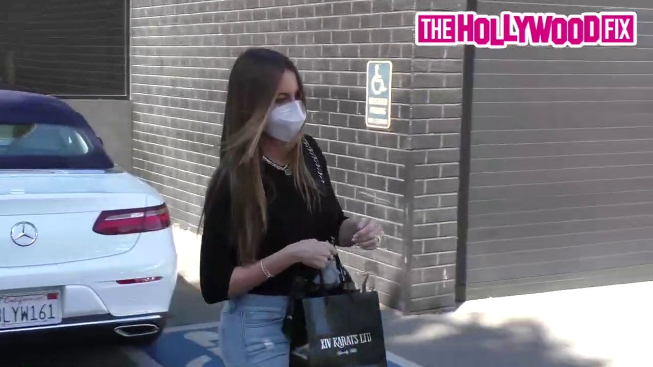 Sofia Vergara Shops For New Bling & Takes Selfies With Fans At 14 Karats Jewelers In Beverly Hills