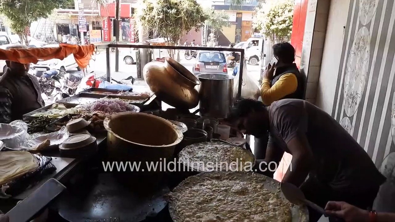 Ram Dal Wale in Meerut - Preparing savoury North Indian food caught in action