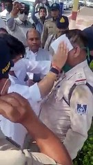 ड्यूटी के वक्त घायल हुआ पुलिसकर्मी, ज्योतिरादित्य सिंधिया ने काफी रुकवाया और रुमाल निकालकर जवान को लगाई पट्टी