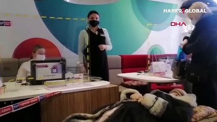 Yürüyemeyen yaşlı kadın şifre için bankaya çağırıldı! Sedye ile getirildi