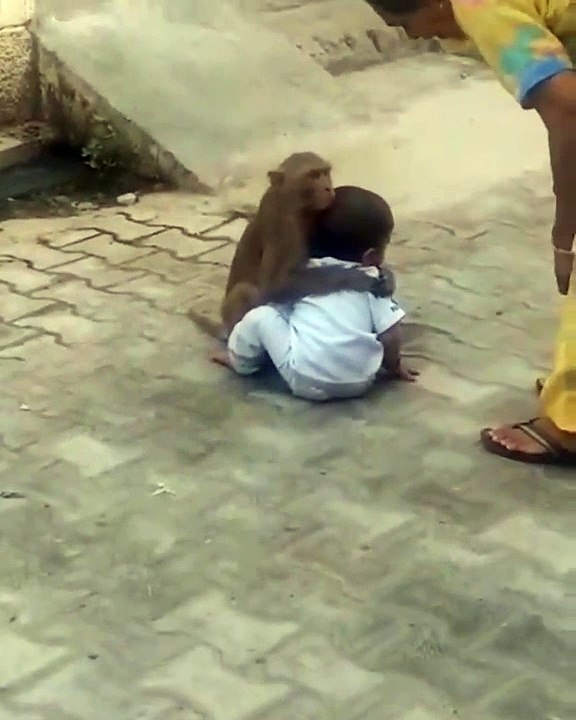 చిన్నారిని ఆప్యాయంగా హత్తుకొని...