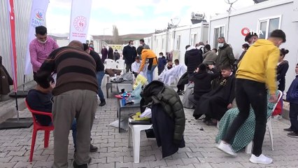 Berberler, depremzede çocuklara hizmet vermek için sıraya girdi