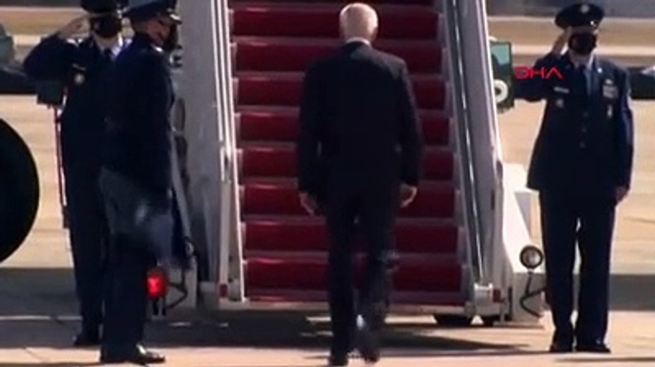 ABD Başkanı Biden uçağa binerken 3 kez düştü