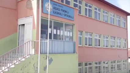 Öğrencilerine günlük hayatı nostaljik ders afişleriyle anlatıyor