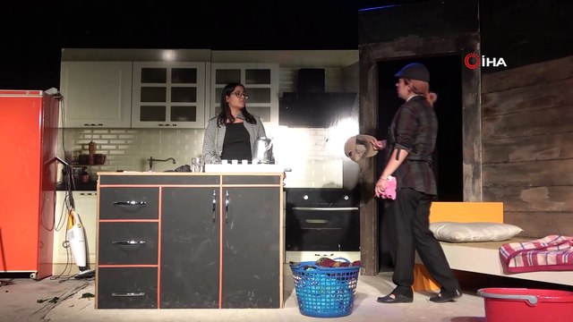 - Çıkış tiyatro oyununa yoğun ilgi