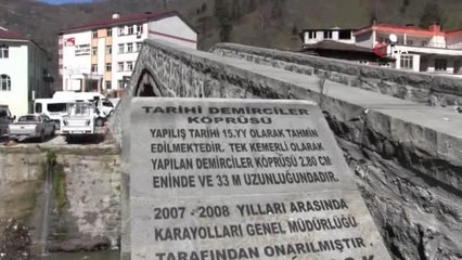 Köydeki İlköğretim Okulu öğrencileri tehlike içerisinde yoldan karşıya geçiyor