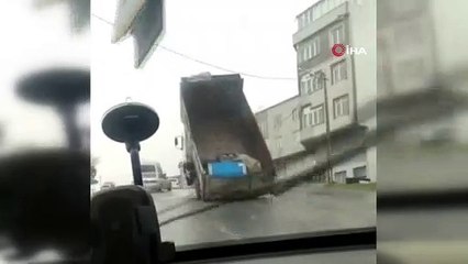 Yokuş yukarı yolda yükü ağır gelen kamyonun, ön tekerleri havaya kalktı