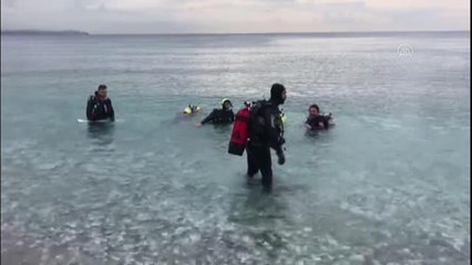 Dalgıçlar tarafından su altında kitap okuma etkinliği düzenlendi