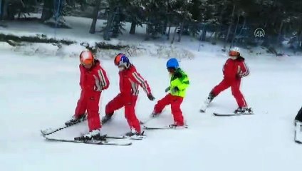 KASTAMONU - Sevgi Evleri'nde kalan çocuklara kayak eğitimi verildi