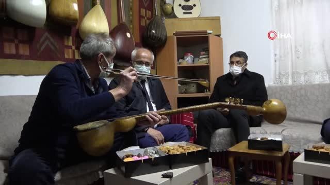 - Çaydanlık ve su kabağı gibi materyallerden müzik aletleri yapıyor