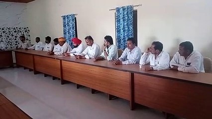 Video: महिला जनप्रतिनिधि रही गैर मौजूद, नजर आए रिश्तेदार