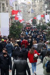 İSTİKLAL CADDESİ'NDE HAFTA SONU YOĞUNLUĞU