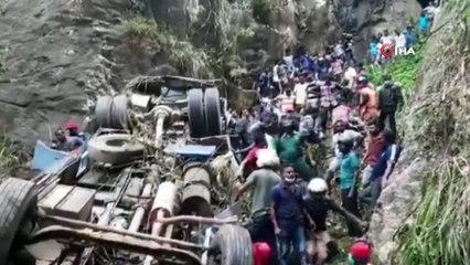- Sri Lanka'da yolcu otobüsü uçuruma yuvarlandı: 14 ölü, 30 yaralı