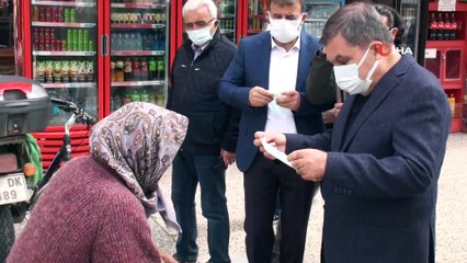 - Maskesiz dışarı çıkan kadına Vali kendi elleriyle maske taktı