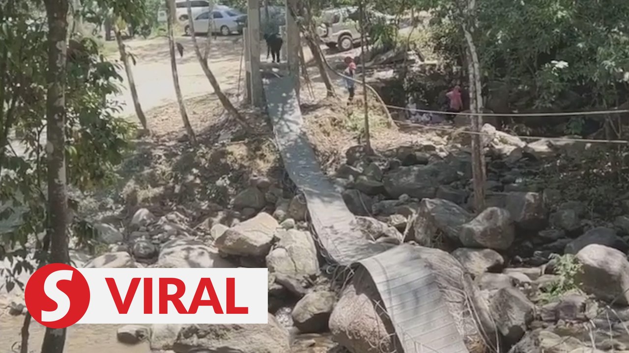 Suspension bridge collapses in Kelantan, injuring 10