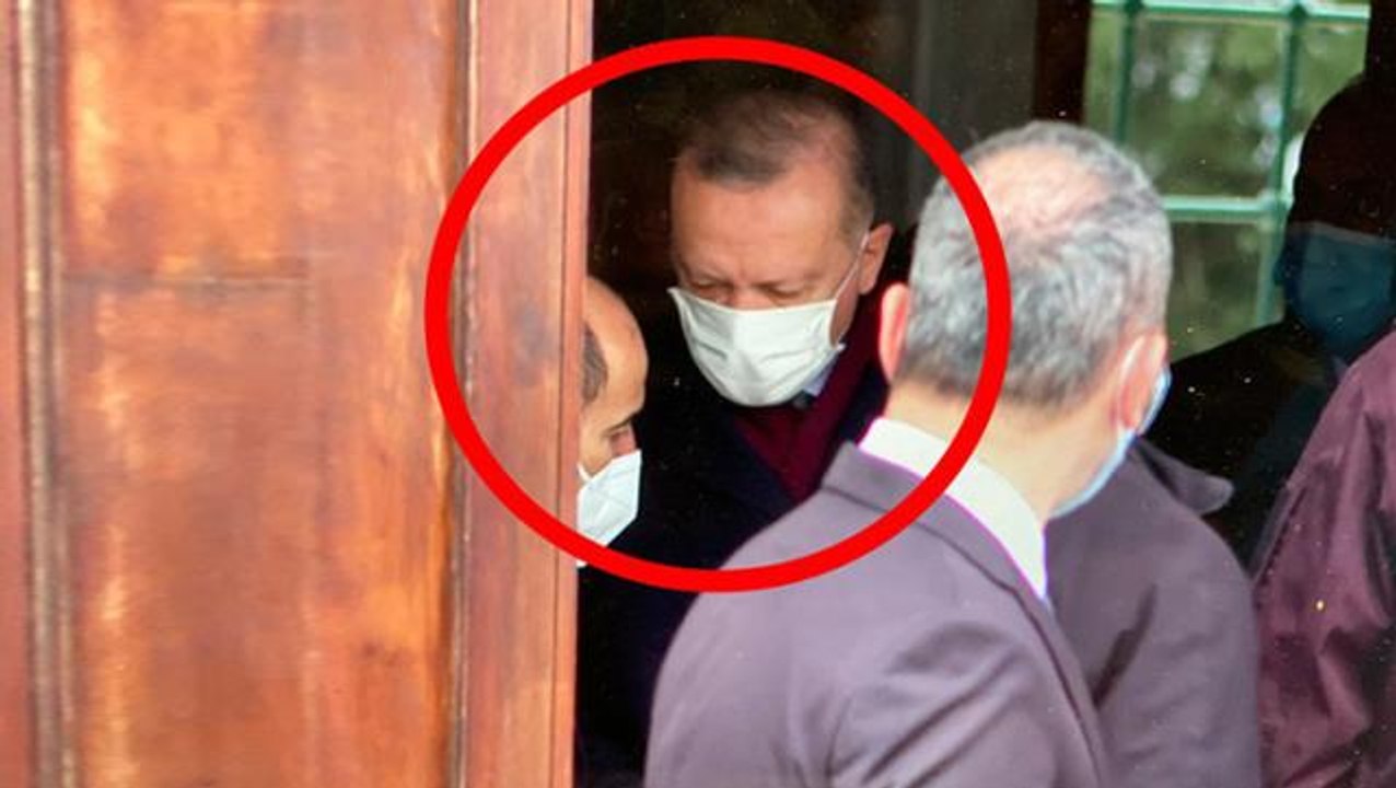 Cuma namazı sonrası Cumhurbaşkanı Erdoğan ve Melih Bulu'nın koyu sohbeti objektiflere yansıdı