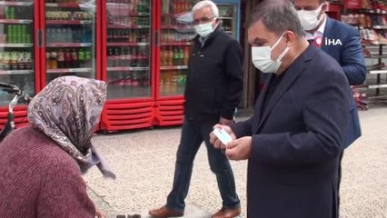 - Maskesiz dışarı çıkan kadına Vali kendi elleriyle maske taktı