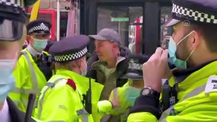 LONDRA - İngiltere’de aşı ve Kovid-19 önlemleri protesto edildi (3)