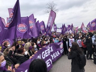 KADIKÖY'DE KADINLARDAN EYLEM