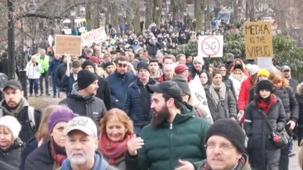 STOCKHOLM - İsveç'in 3 kentinde yüzlerce kişi Kovid-19 kısıtlamalarını protesto etti