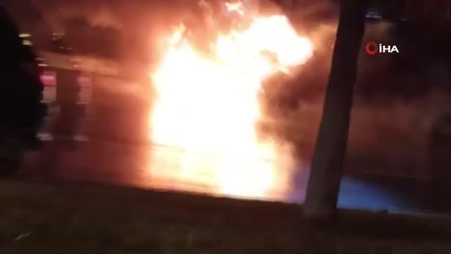 Son dakika haber | Bakırköy'de araç alev alev yandı