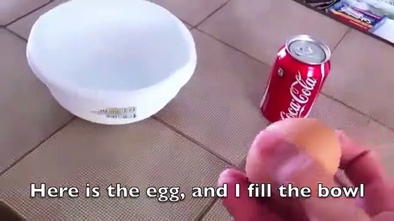 Il met un oeuf dans du Coca-Cola pendant 1 an, regardez ce qu'il découvre