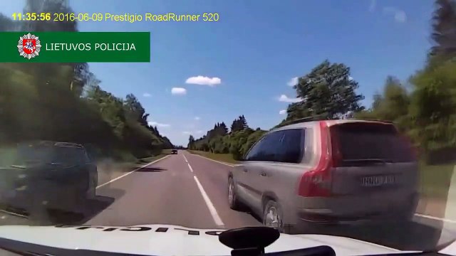 Un conducteur en fuite tente de semer les policiers en les enfumant avec sa voiture