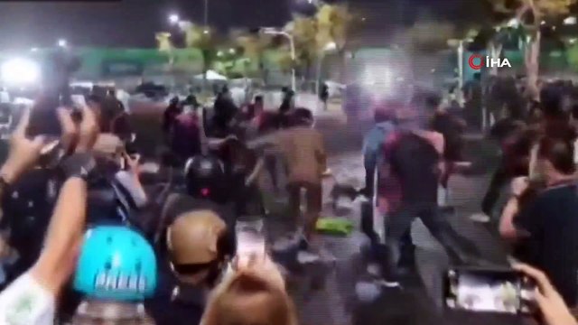 - Tayland’da monarşi karşıtı protestocular polisle çatıştı- Polisten protestoculara tazyikli su ile müdahale