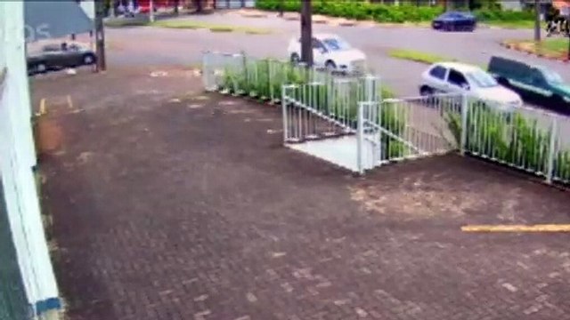 Câmera registra acidente na Avenida Rocha Pombo, em Cascavel
