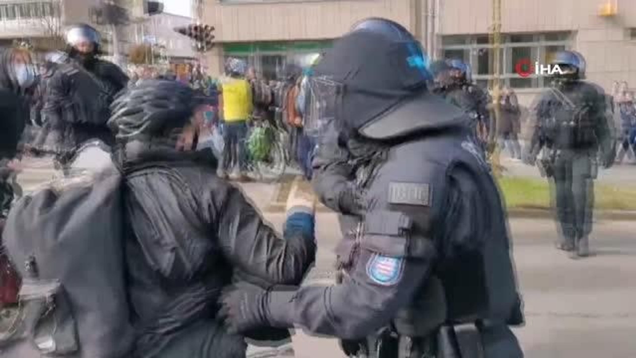 Almanya'da Covid-19 önlemleri protestolarında arbede: Çok sayıda gözaltı