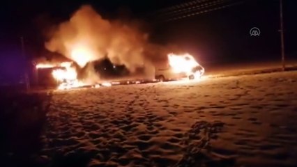 AĞRI - Kundaklandığı iddia edilen iki araç kullanılamaz hale geldi