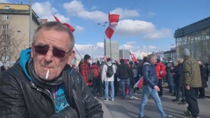 Miles de personas protestan ilegalmente en Viena contra medidas anti covid