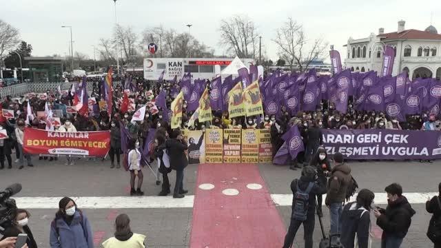 Türkiye'nin İstanbul Sözleşmesi'nden çekilmesi Kadıköy'de protesto edildi