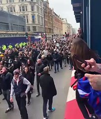 Tải video: Protestas en Londres contra las restricciones ordenadas con la excusa del virus (1)