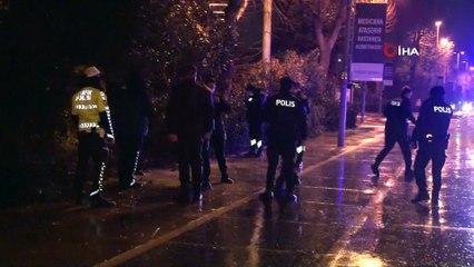 Maltepe sahil yolunda ağaca çarpan sürücü araç içinde sıkıştı