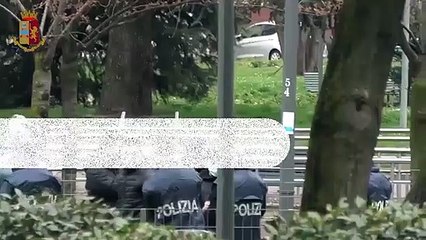 Milano - Piazzale Insubria Polizia interrompe gioco d'azzardo nei giardini pubblici (19.03.21) (1)