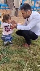 Sosyal medyanın geldiği son nokta! İzlettirmek için küçük çocuğu dövüyor