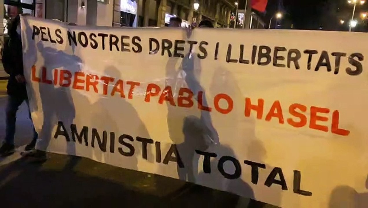 Els manifestants avancen per Via Laietana / Guillem Ramos