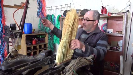 Çalı Süpürgesi İmalatıyla Teknolojiye Direniyor