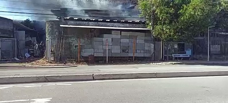 Incêndio atinge galpão no bairro Camará, na Serra