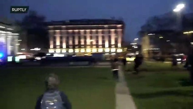 Protestas en Londres contra las restricciones ordenadas con la excusa del virus (4)