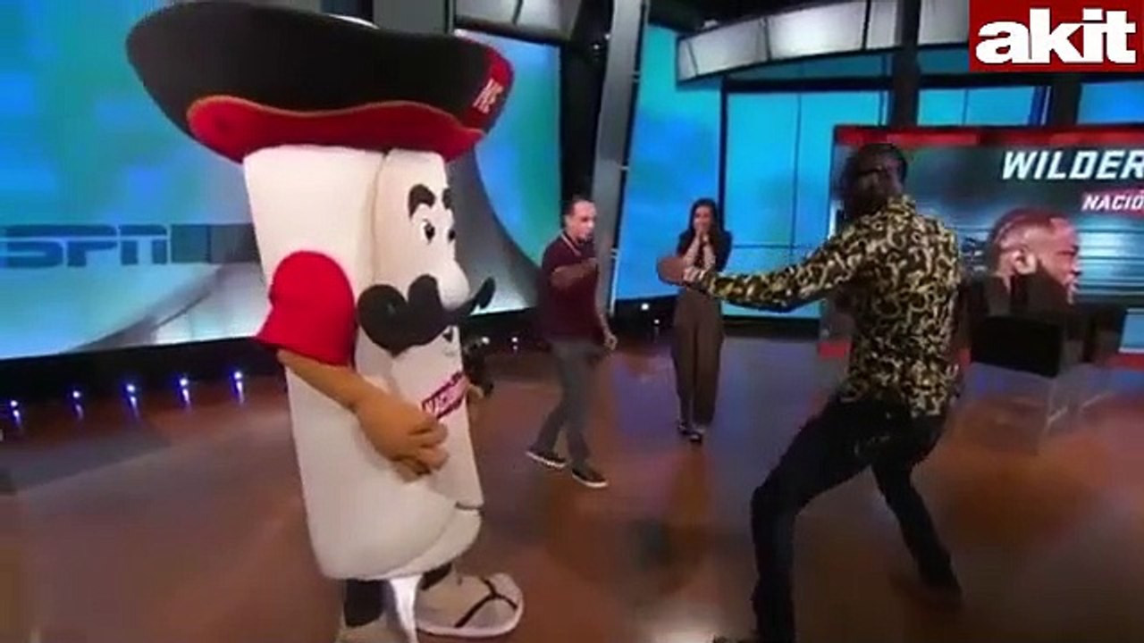 Ağırsiklet boks şampiyonu, maskotun çenesini kırdı