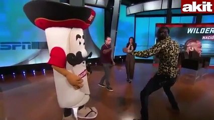 Ağırsiklet boks şampiyonu, maskotun çenesini kırdı