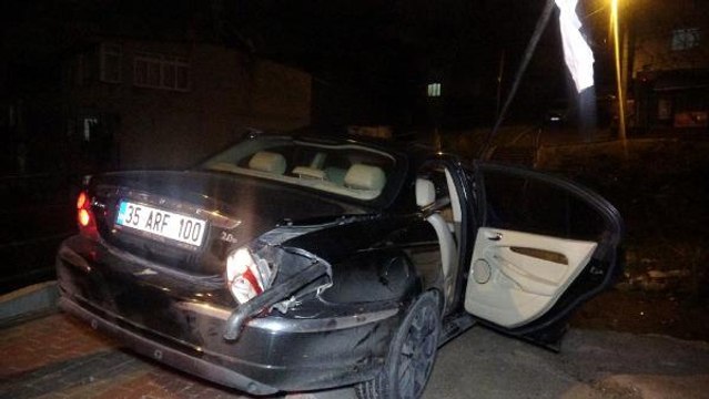 'Dur' ihtarına uymayan otomobile köprünün demirleri saplandı; 3 gözaltı