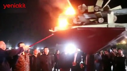 ABD'li temsilci ile YPG'li elebaşı birlikte ateş yaktı