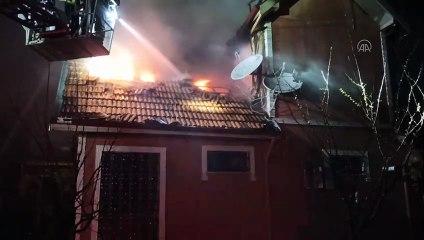 KOCAELİ - Eski belediye başkanının villasının çatısında çıkan yangın söndürüldü