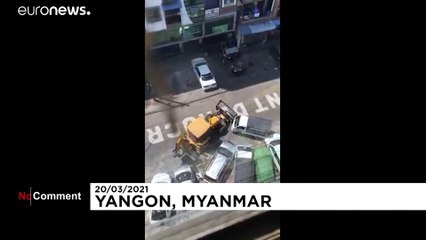 شاهد: جرافة تتلف عددا من السيارات المتوقفة في شوارع يانغون في ميانمار