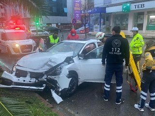 MALTEPE'DE KAZA YAPAN SÜRÜCÜ OTOMOBİLDE SIKIŞTI