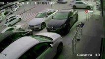 - Park halinde duran aracın camını kırarak içindeki 2 buçuk milyon lirayı çaldılar- Hırsızlık anı güvenlik kameralarına yansıdı